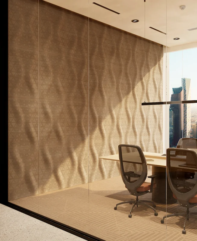 Render di una sala riunioni vetrata con una parete acustica ondulata in legno a motivi e vista sulla città – Pannelli acustici Najdi per Strong by Form, 2025 – design di prodotto