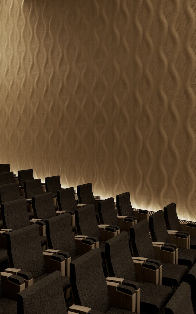 Render di un teatro con file di poltrone scure sotto una parete acustica ondulata in legno – Pannelli acustici Najdi per Strong by Form, 2025 – design di prodotto
