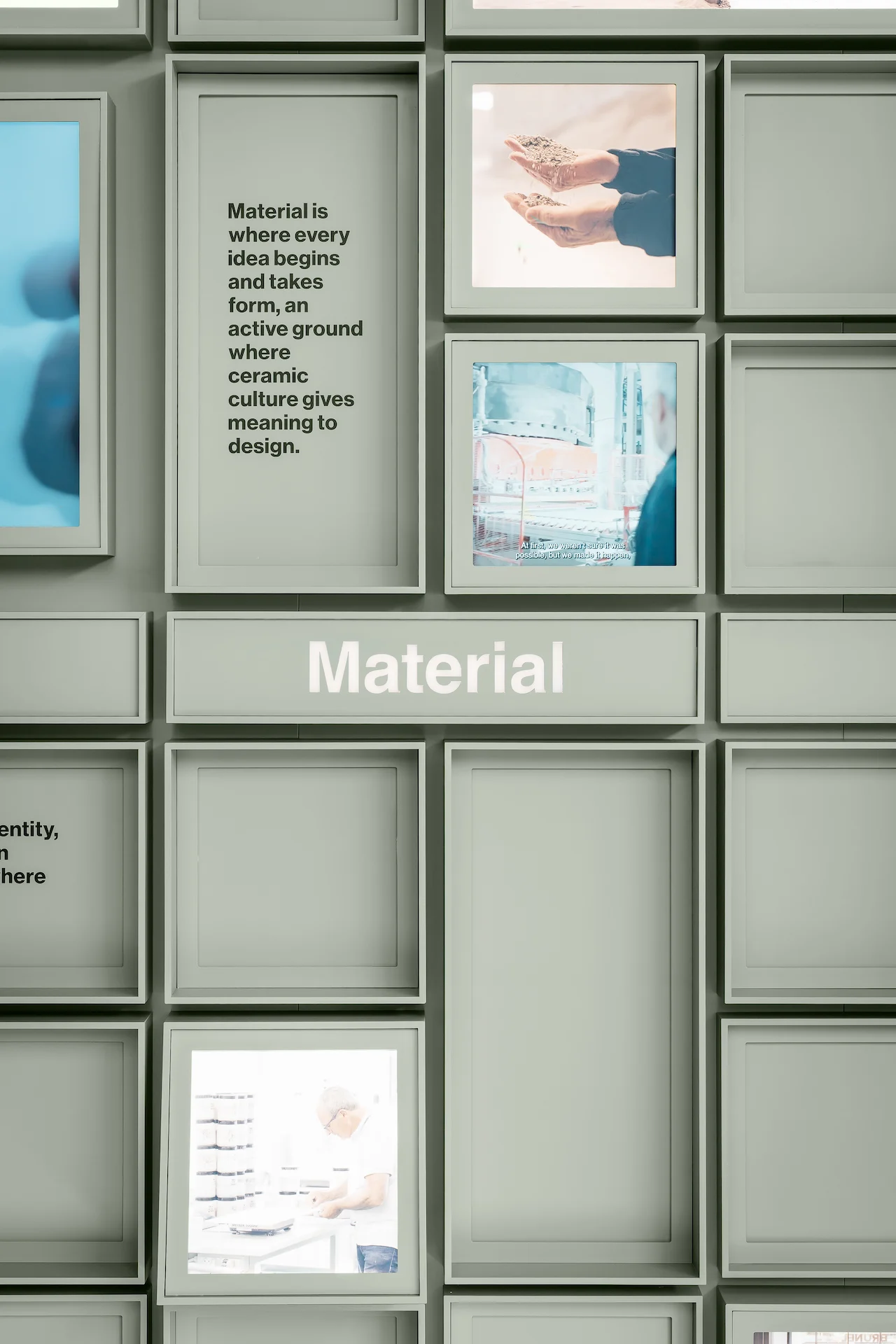 Dettaglio della sezione Material della griglia di cubi, con pannelli di testo e foto retroilluminate – Porcelaingres Brand Narrative Space, Castellarano, Italia, 2025 – progettazione di showroom