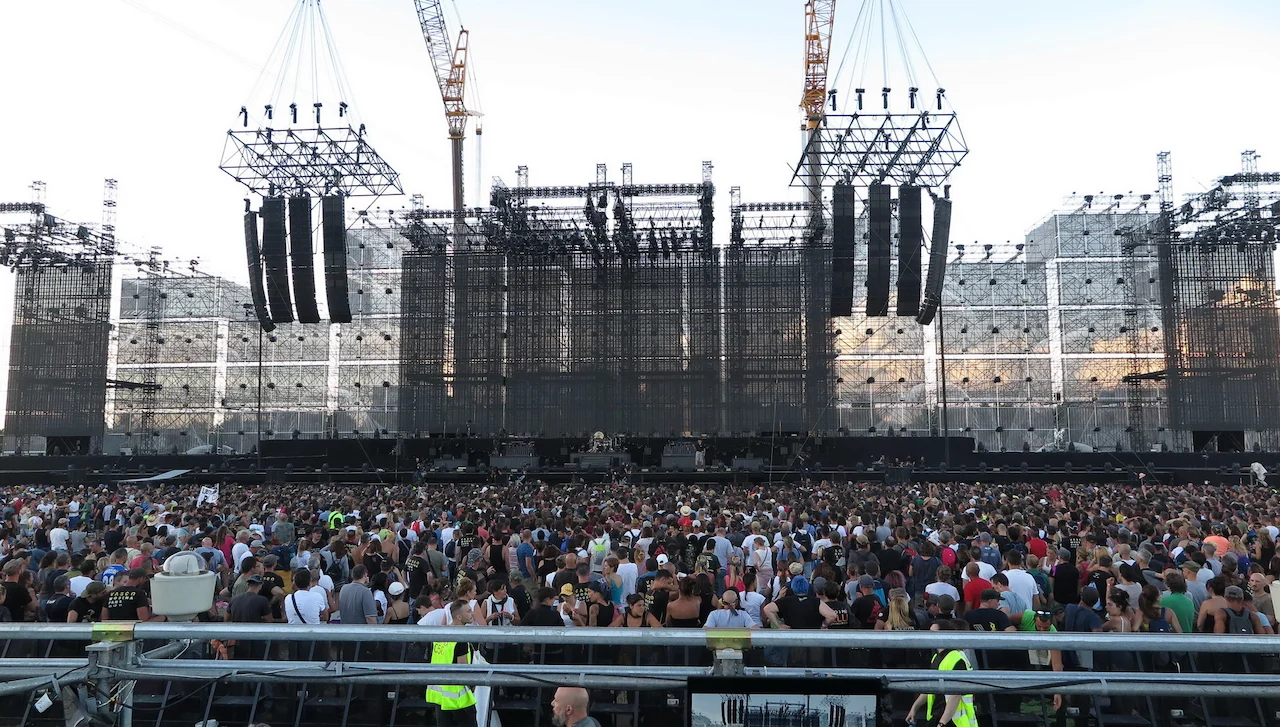 Vista diurna dell'imponente struttura del palco del Modena Park, torri di ponteggi e cluster di casse sopra il pubblico – Vasco Rossi Modena Park, Italia, 2017 – scenografia per concerti