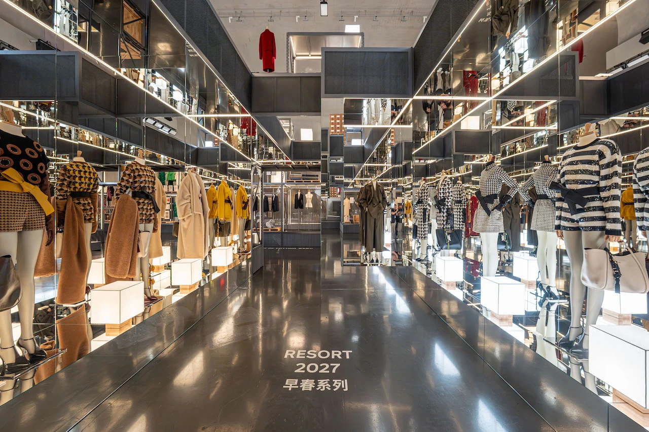Corridoio a specchi con manichini che indossano look Resort 2027 su basamenti illuminati – Max Mara The Max! al Long Museum, Shanghai, Cina, 2026 – allestimento espositivo
