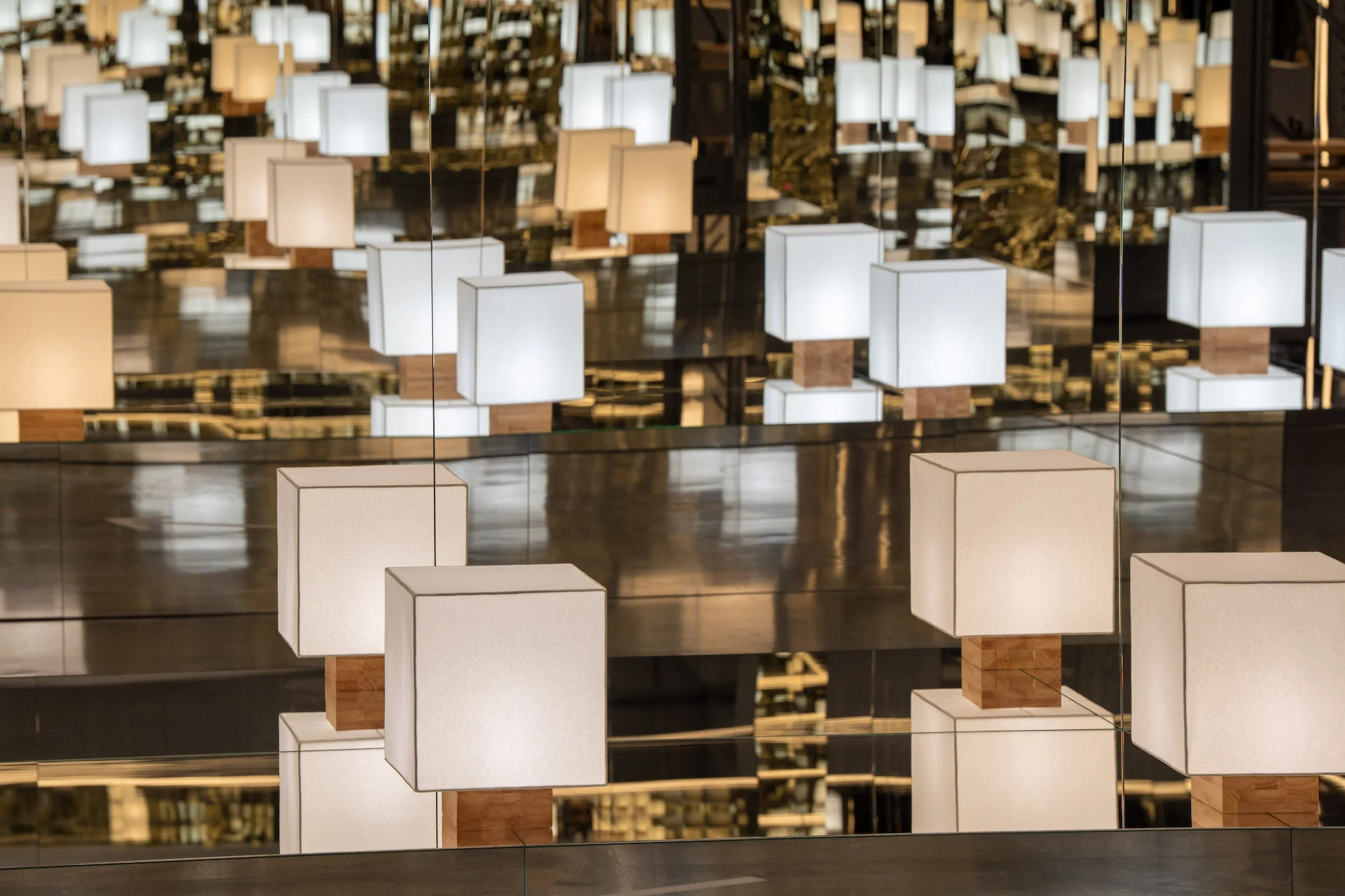 Lampade da tavolo a cubo su basi di legno moltiplicate all'infinito da pareti a specchio – Max Mara The Max! al Long Museum, Shanghai, Cina, 2026 – allestimento espositivo